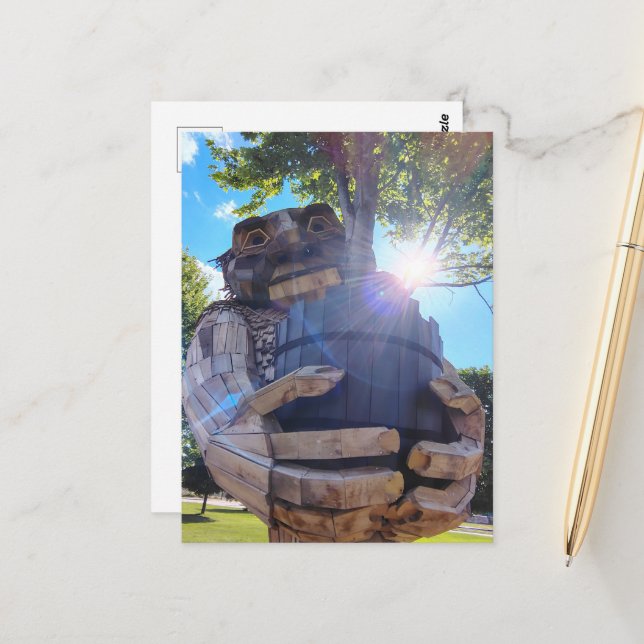 Carte Postale Un troll géant soutient un arbre (Devant/Arrière en situation)