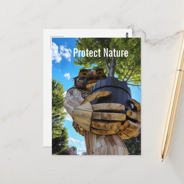 Carte Postale Un troll soutient un arbre pour protéger la nature (Devant/Arrière en situation)