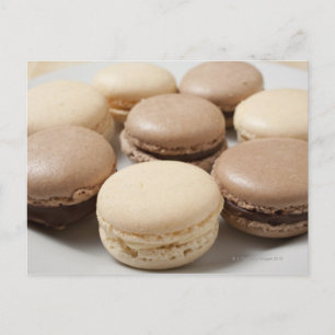Carte Postale Une assiette de Macarons au chocolat et à la vanil