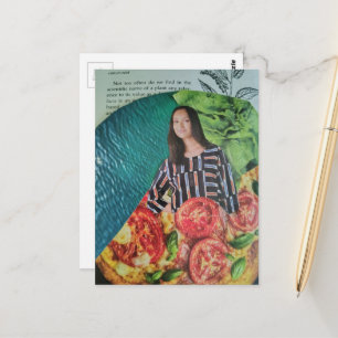 Carte Postale Une belle dame avec un collage de pizza