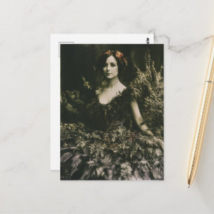 Carte Postale Une belle femme dans une robe de fausse fougère vi