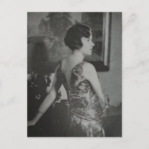 Carte Postale Une belle femme en 1930 pose pour une photo