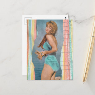 Carte Postale Une belle femme en 1957 sur la plage collage
