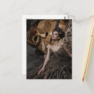 Carte Postale Une belle femme en robe faite de branches