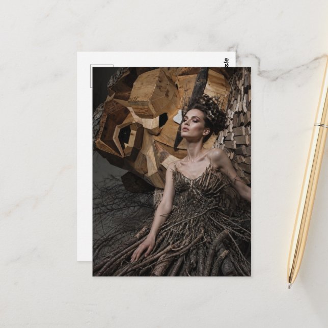 Carte Postale Une belle femme en robe faite de branches (Devant/Arrière en situation)