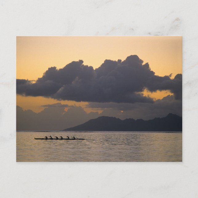 Carte Postale Une équipe de canoë à balancier s'entraîne au larg (Devant)