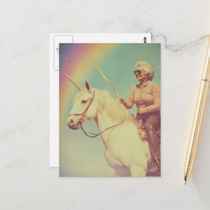Carte Postale Une femme âgée qui monte une licorne avec une épée
