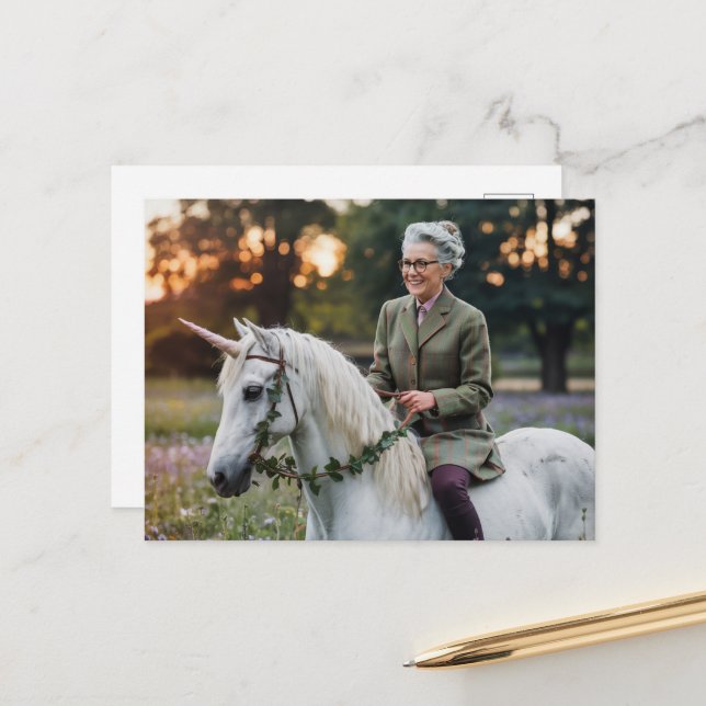 Carte Postale Une femme âgée sur sa licorne (Devant/Arrière en situation)