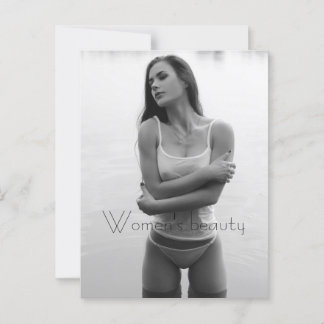 Carte Postale Une femme dans un petit T-shirt blanc