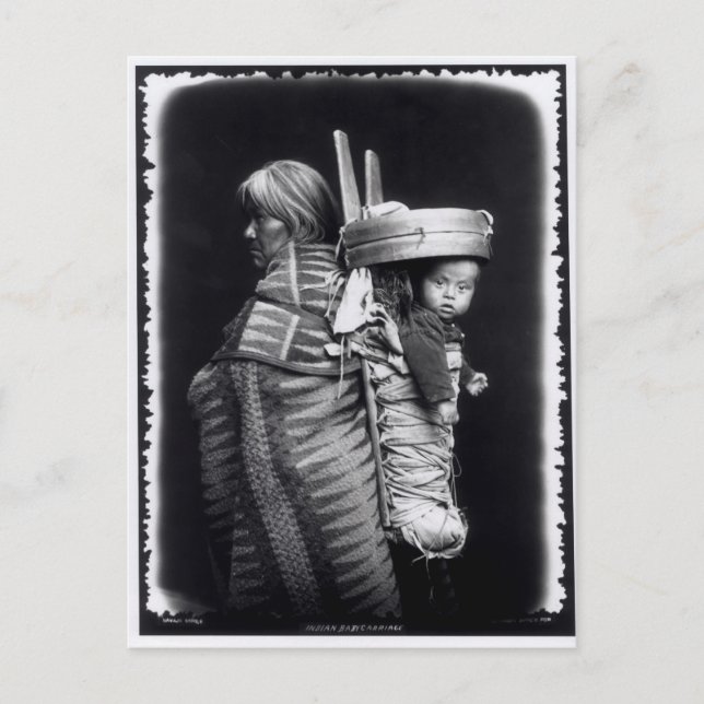 Carte Postale Une femme de Navaho portant un papoose sur le dos (Devant)