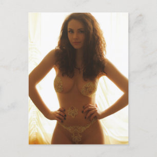 Carte Postale Une femme en Bodysuit couleur chair avec broderie
