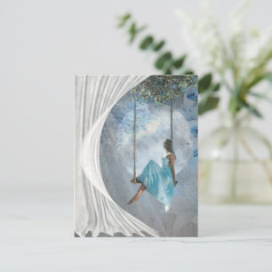 Carte Postale Une femme en robe bleue sur un swing