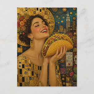 Carte Postale Une femme joyeuse avec un taco