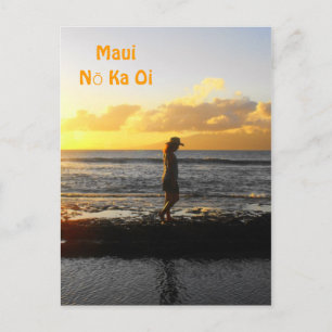 Carte Postale Une femme marchant sur la plage au coucher du sole