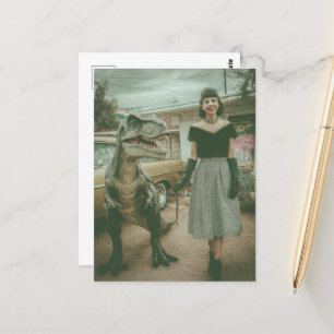 Carte Postale Une femme marche son animal T-Rex
