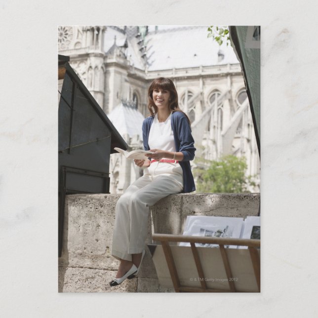 Carte Postale Une femme qui lit un livre dans un étal, Notre Dam (Devant)