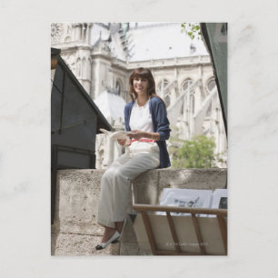 Carte Postale Une femme qui lit un livre dans un étal, Notre Dam