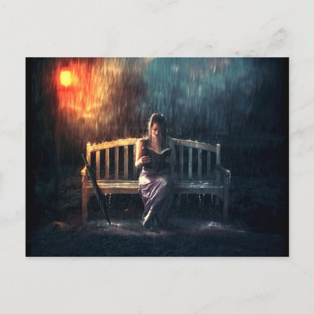 Carte Postale Une femme qui lit un livre sous la pluie (Devant)