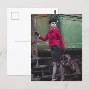 Carte Postale Une femme rétro vintage à la gare