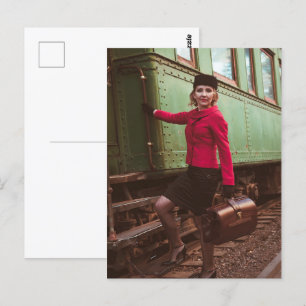 Carte Postale Une femme rétro vintage à la gare