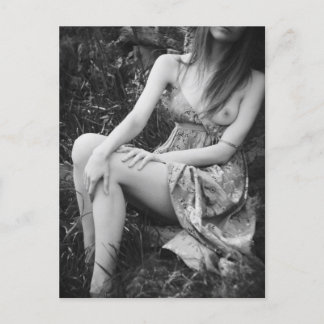 Carte Postale Une femme sexy devant la nature