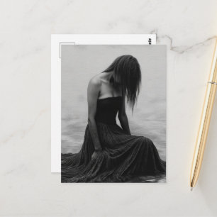 Carte Postale Une femme triste dans l'eau noir et blanc