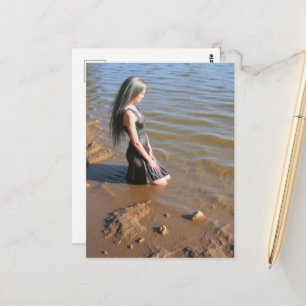 Carte Postale Une femme triste s'agenouille dans l'eau