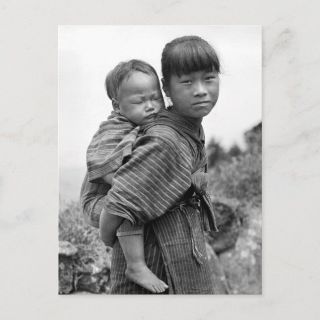 Carte Postale Une fille asiatique portant un enfant sur son dos  (Devant)