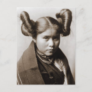 Carte Postale Une fille indienne de Tewa avec coiffure fantaisie