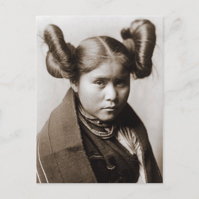 Carte Postale Une fille indienne de Tewa avec coiffure fantaisie (Devant)