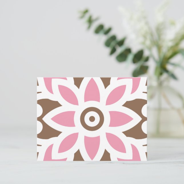 Carte Postale une fleur rose sur un arrière - plan brun (Debout devant)