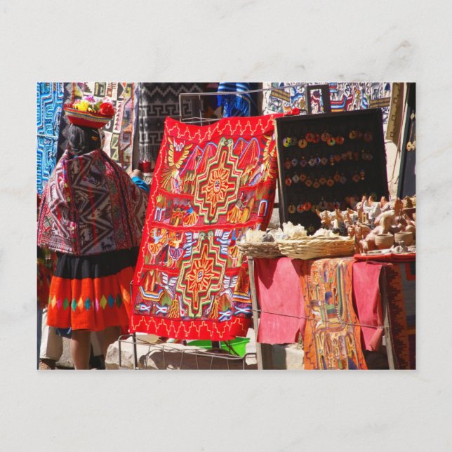 Carte Postale Une Indienne péruvienne regarde les textiles color (Devant)