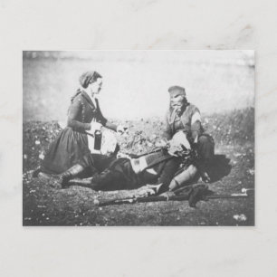 Carte Postale Une infirmière qui s'occupe d'un homme blessé