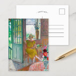 Carte Postale Une jeune femme dans un intérieur fleuri | Henri L<br><div class="desc">Jeune femme dans un intérieur fleuri (1920-1923) | Oeuvre originale du peintre post-impressionniste français Henri Lebasque (1865-1937). La pièce représente le portrait d'une jeune femme en robe jaune, assise près d'une porte verte à la menthe dans un intérieur coloré et fleuri. Utilisez les outils de conception pour ajouter du texte...</div>