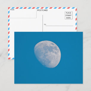 Carte Postale Une Lune sereine contre un ciel bleu clair