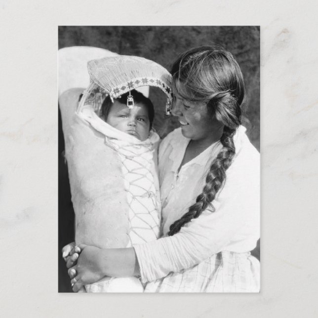 Carte Postale Une mère amérindienne avec sa papoose (Devant)