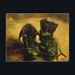 Carte Postale Une paire de chaussures de Vincent van Gogh<br><div class="desc">Une paire de chaussures de Vincent van Gogh est un post impressionnisme d'art vintage à vie morte avec une vieille paire de bottes de travail paysan avec dentelles. Les bottes de travail qu'un fermier pauvre porterait. À propos de l'artiste : Vincent Willem van Gogh était un peintre post impressionniste dont...</div>