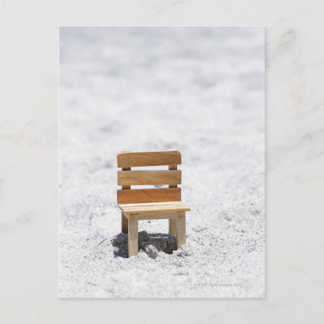 Carte Postale Une petite chaise sur la plage de sable (Devant)