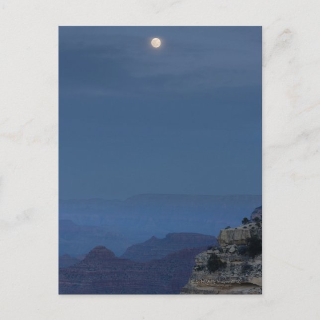 Carte Postale Une pleine lune se lève à travers un ciel au crépu (Devant)