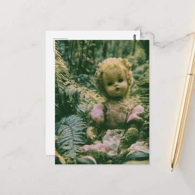 Carte Postale Une poupée abandonnée dans la forêt (Devant/Arrière en situation)
