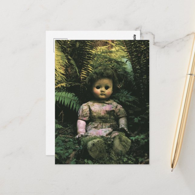 Carte Postale Une poupée abandonnée effrayante dans la forêt (Devant/Arrière en situation)