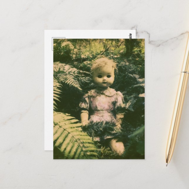 Carte Postale Une poupée effrayante abandonnée dans la forêt (Devant/Arrière en situation)