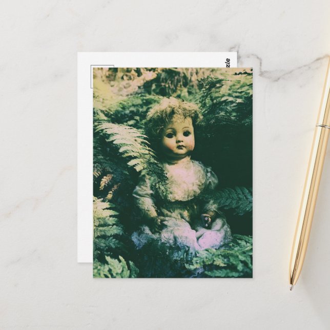 Carte Postale Une poupée mignonne et effrayante abandonnée dans  (Devant/Arrière en situation)