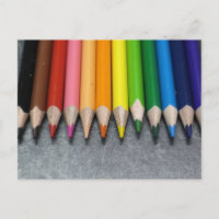 Une rangée de crayons colorés.