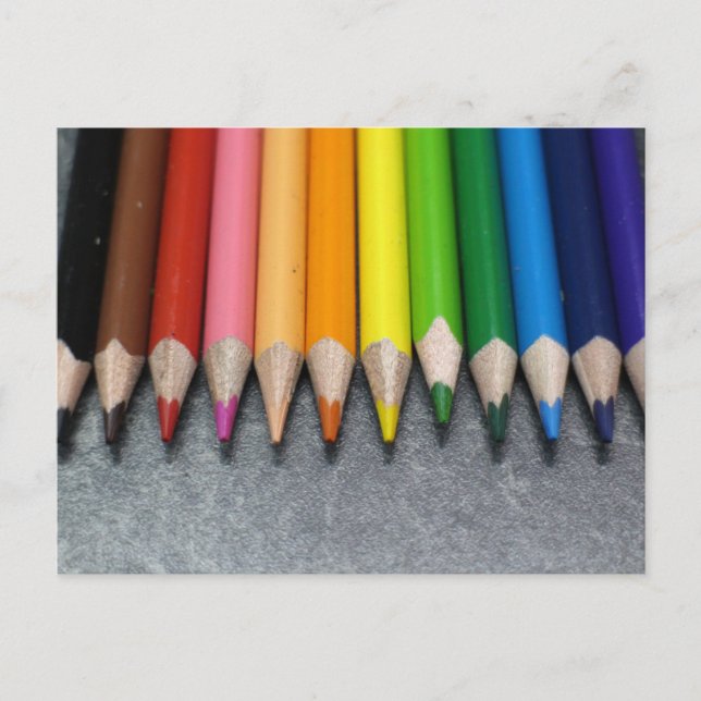 Carte Postale Une rangée de crayons colorés. (Devant)