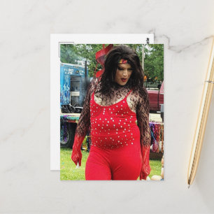 Carte Postale Une Reine de Drague Colorée et Magnifique en Rouge