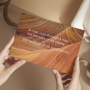 Carte Postale Une rivière traverse une roche - Citation inspiran