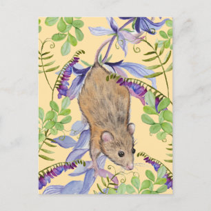 Carte Postale Une souris drôle dans un fourré de fleurs.