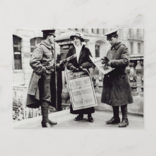 Carte Postale Une Suffragette vendant des journaux à deux