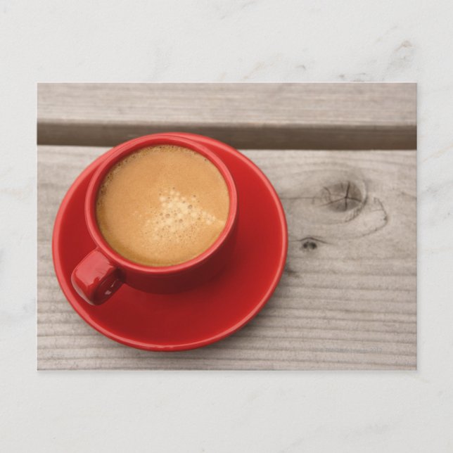 Carte Postale Une tasse rouge vif de café espresso lors d'un piq (Devant)